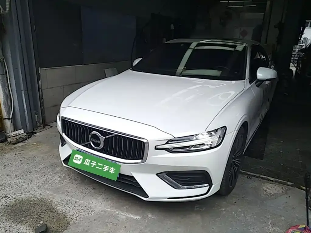 Volvo S60 — фото 1