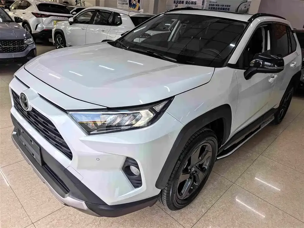 Toyota RAV4 — фото 1