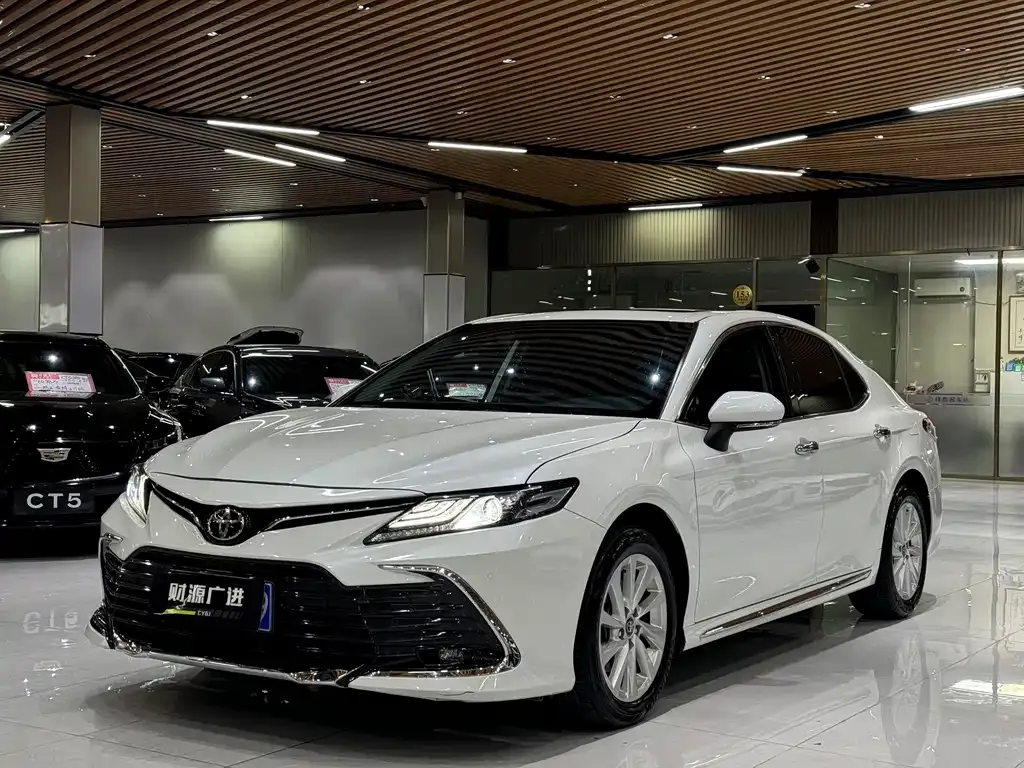 Toyota Camry — фото 1