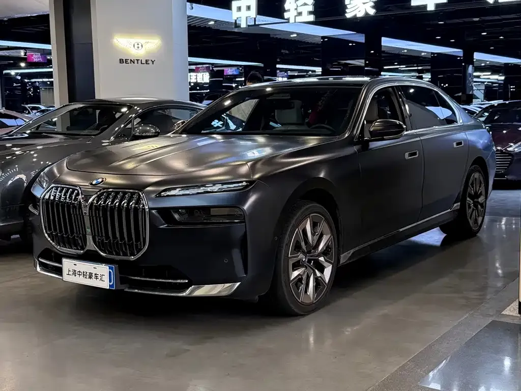 BMW 7 Series — фото 1
