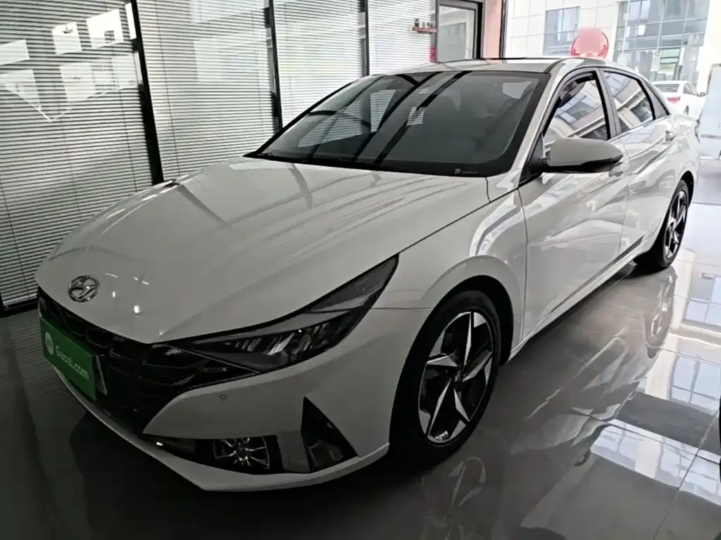 Hyundai Elantra — фото 1