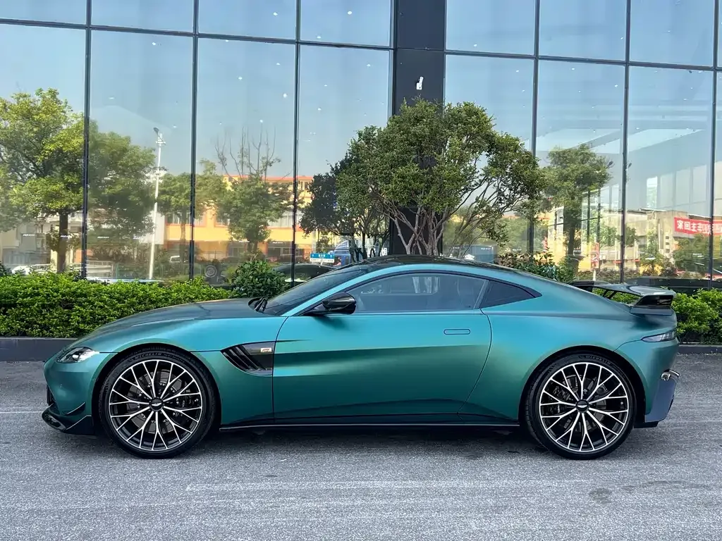Aston Martin V8 Vantage — фото 10