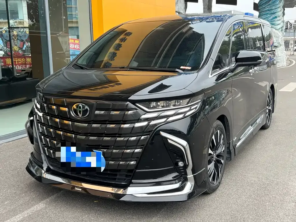 Toyota Alphard — фото 1