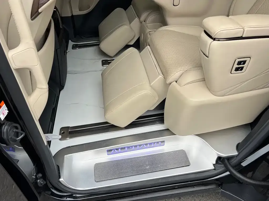 Toyota Alphard — фото 4