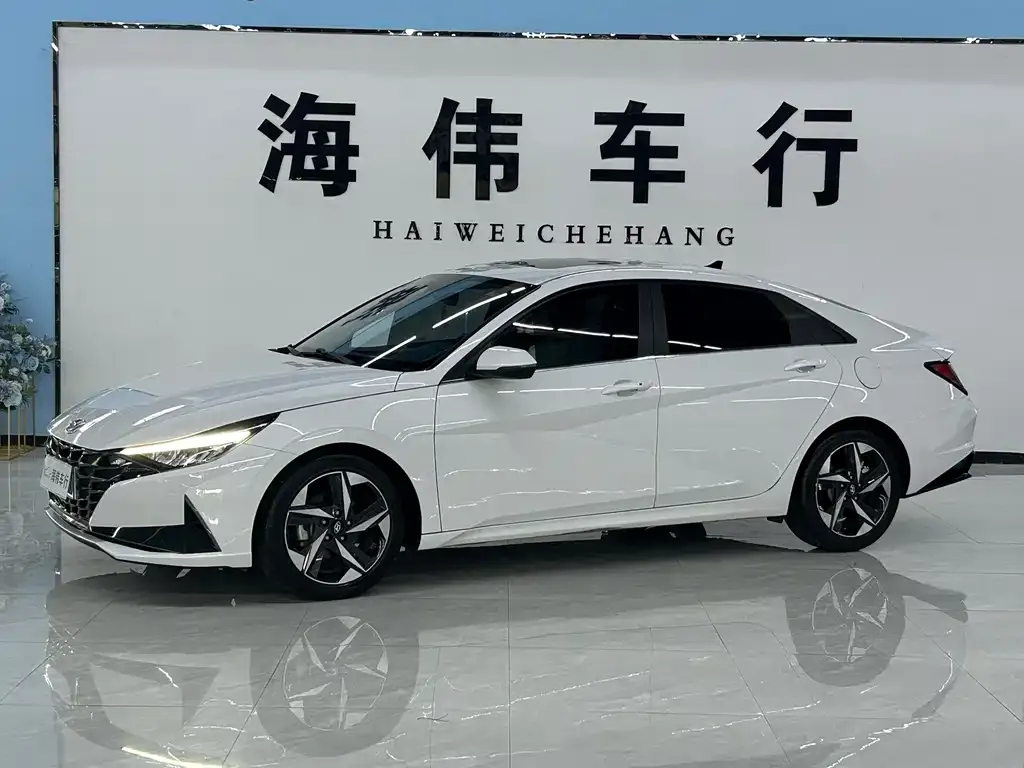 Hyundai Elantra — фото 1