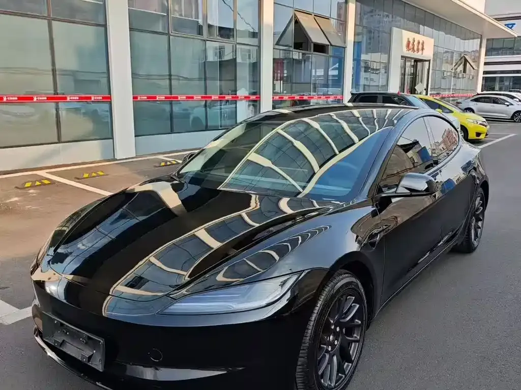 Tesla Model 3 — фото 1