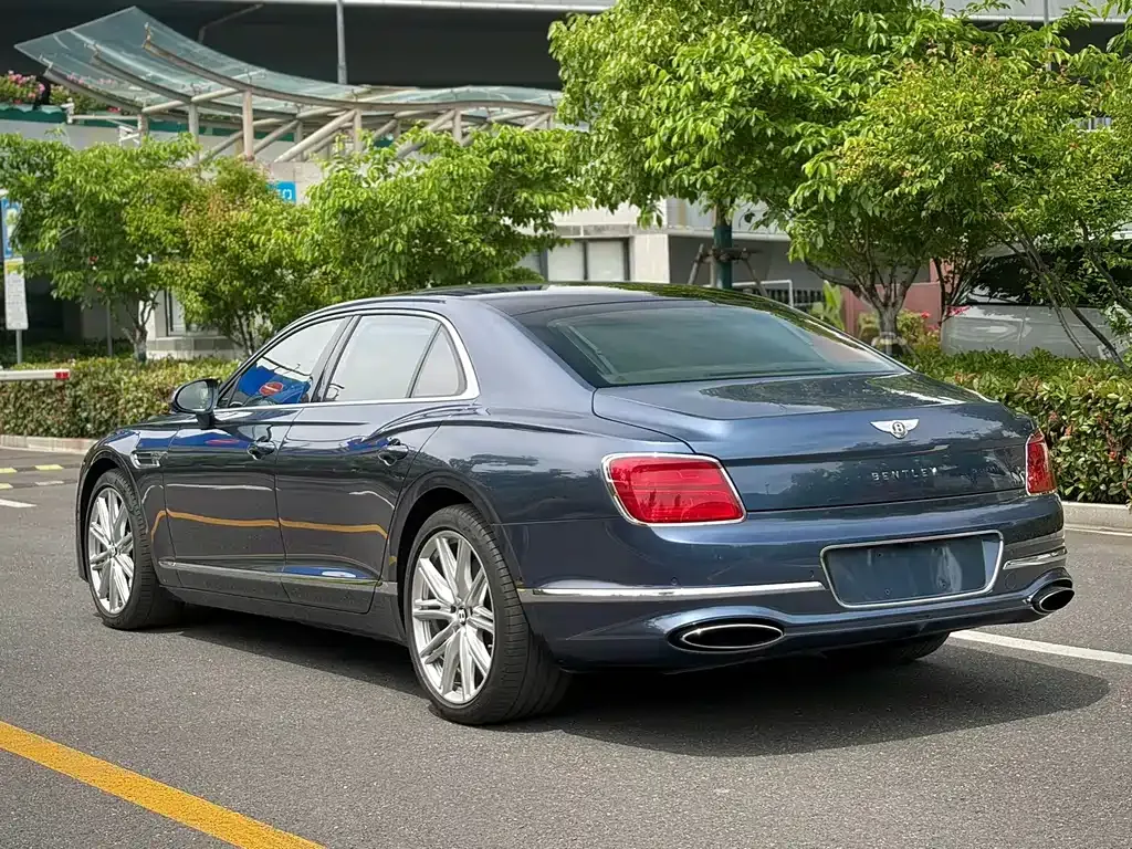 Bentley Flying Spur — фото 10