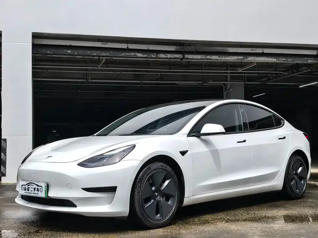 Tesla Model 3 — фото 1