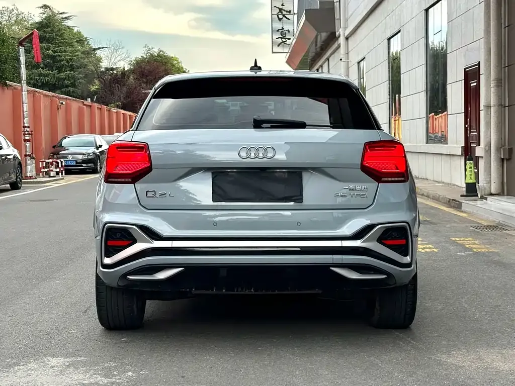Audi Q2L — фото 8