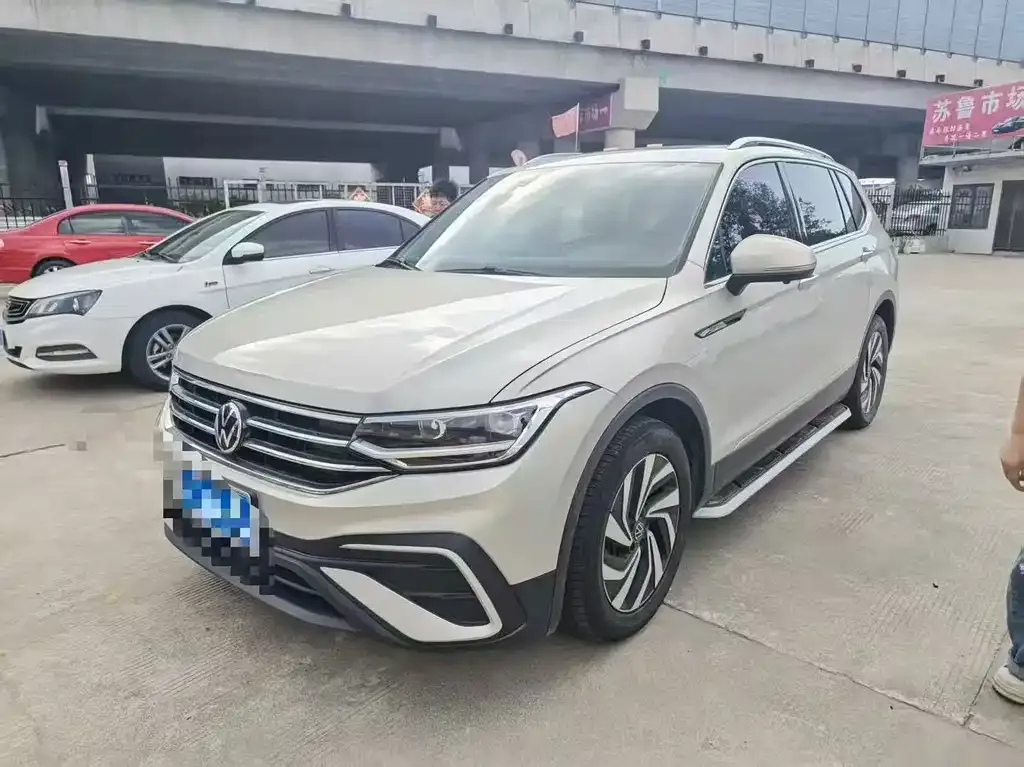 Volkswagen Tiguan L — фото 1