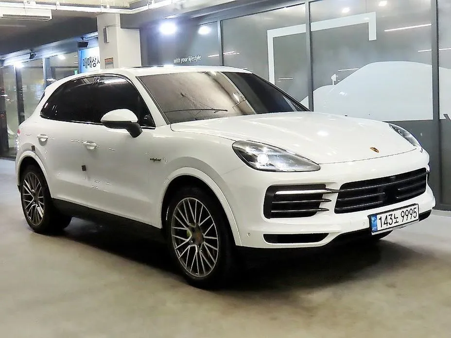 Porsche Cayenne — фото 1