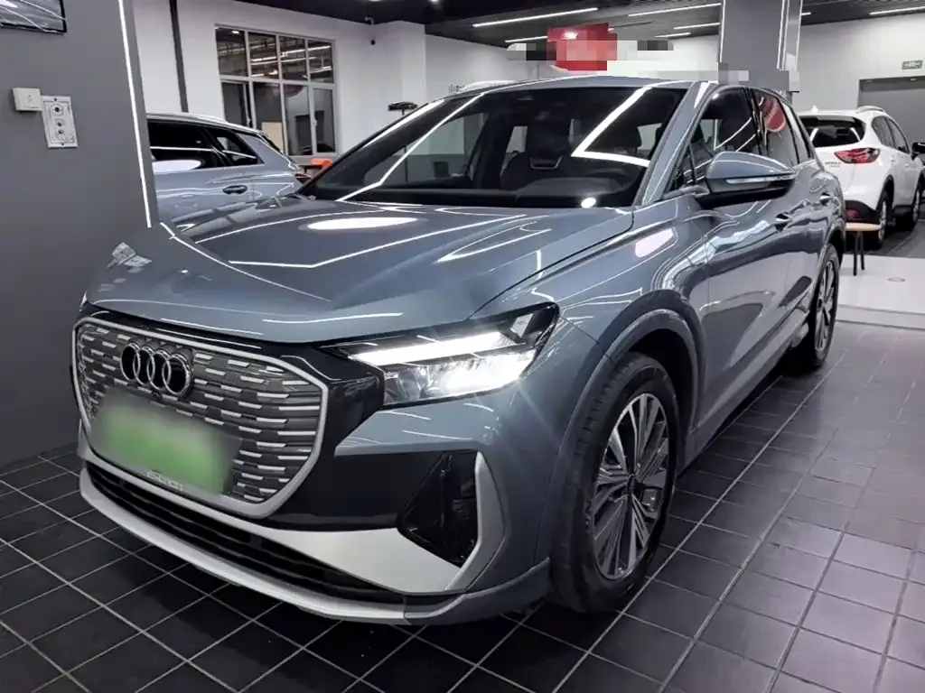 Audi Q4 e-tron — фото 1