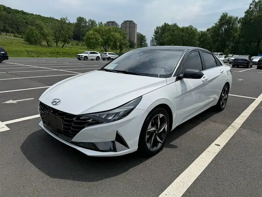 Hyundai Elantra — фото 1