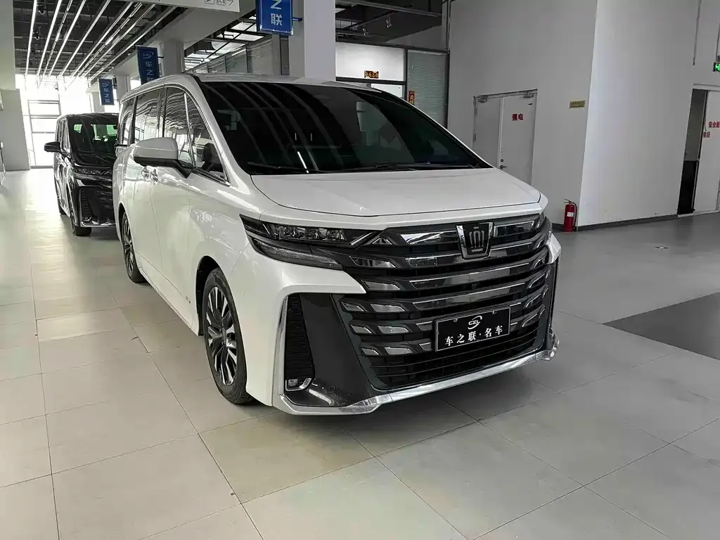 Toyota Vellfire — фото 1