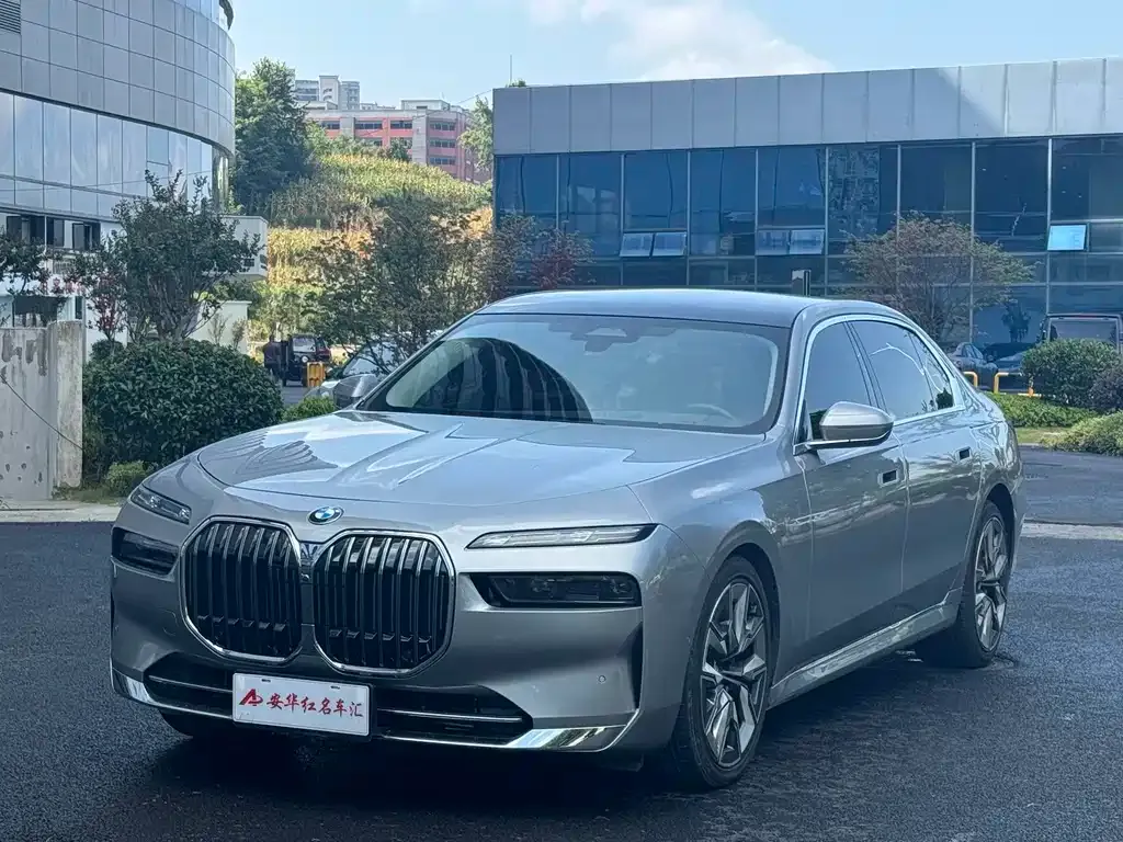 BMW 7 Series — фото 1