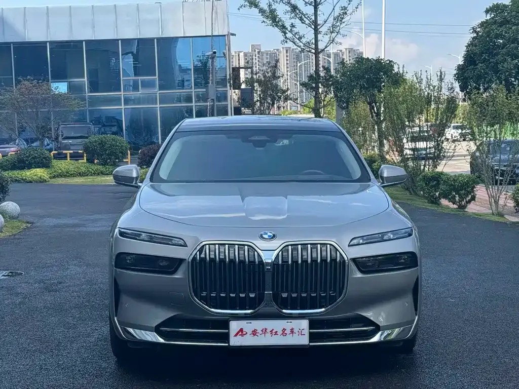 BMW 7 Series — фото 10