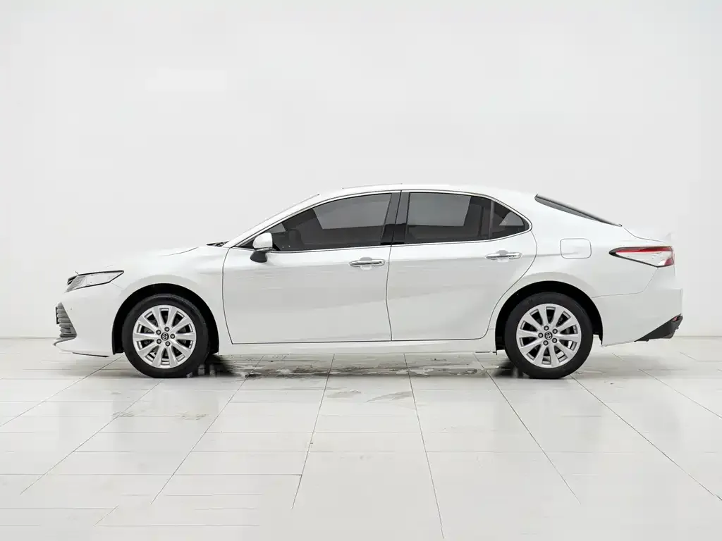Toyota Camry — фото 1