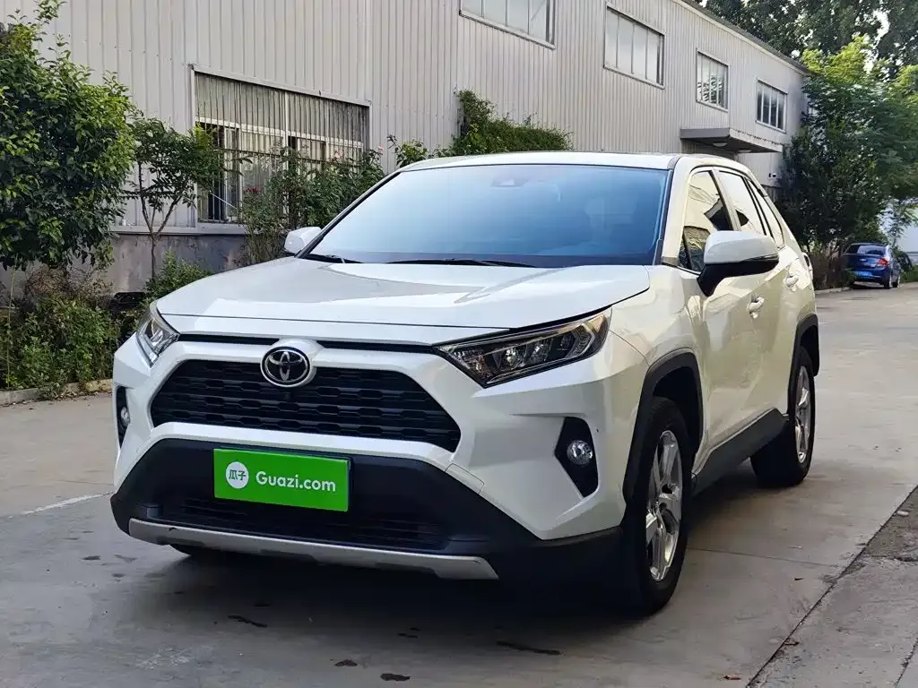 Toyota RAV4 — фото 1