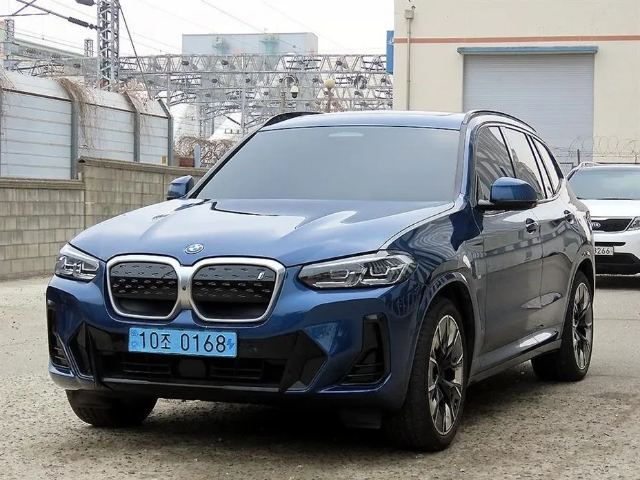 BMW iX3 — фото 1