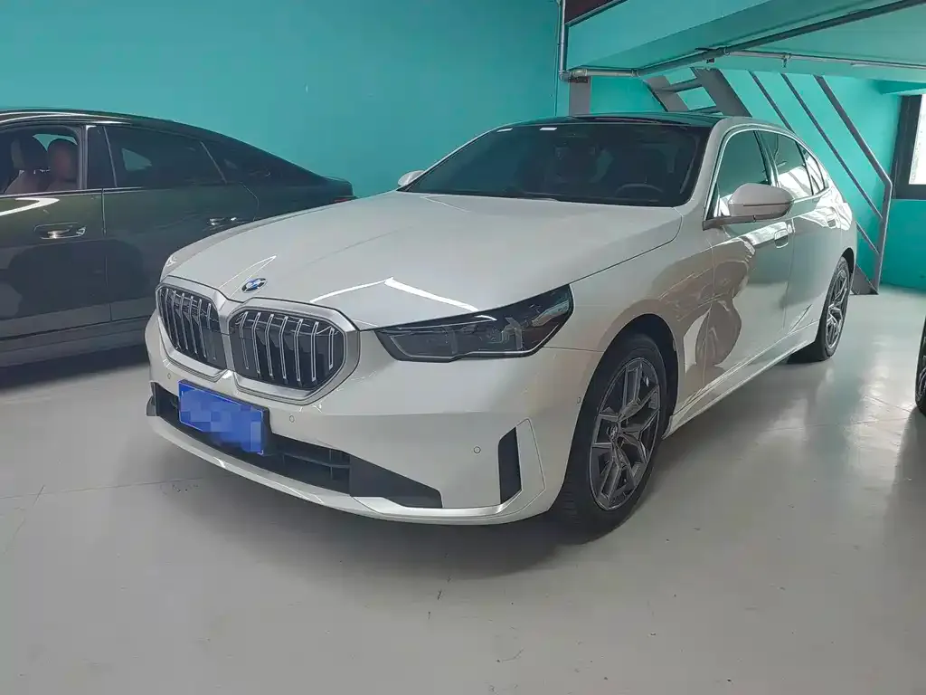 BMW 5 Series — фото 1