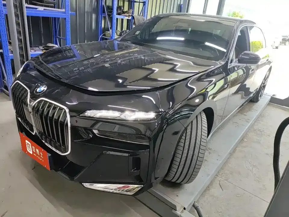 BMW 7 Series — фото 1