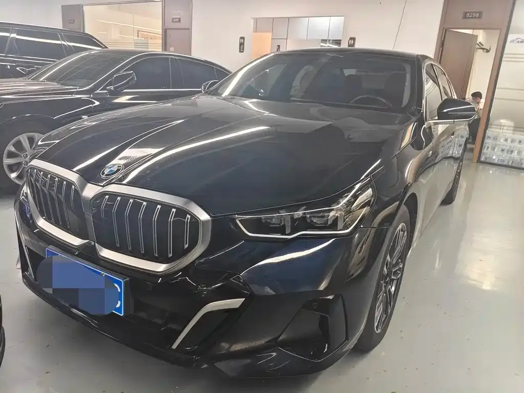BMW 5 Series — фото 1
