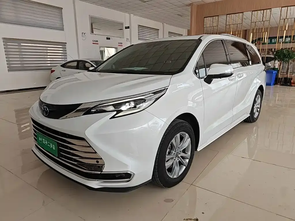 Toyota Sienna — фото 1