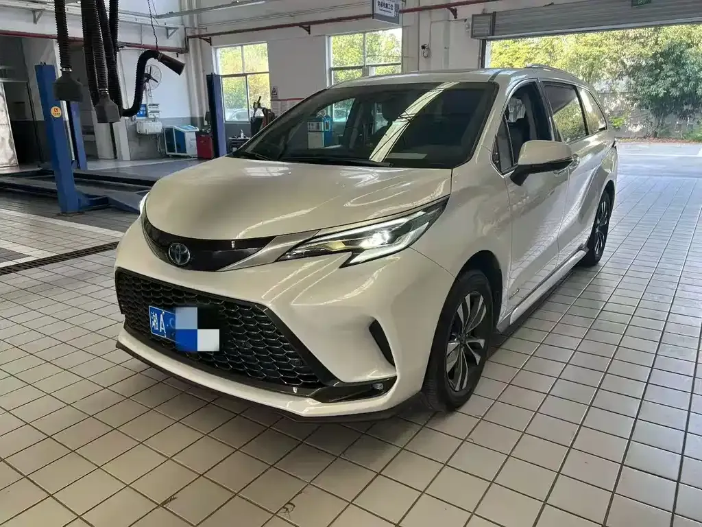 Toyota Granvia — фото 1