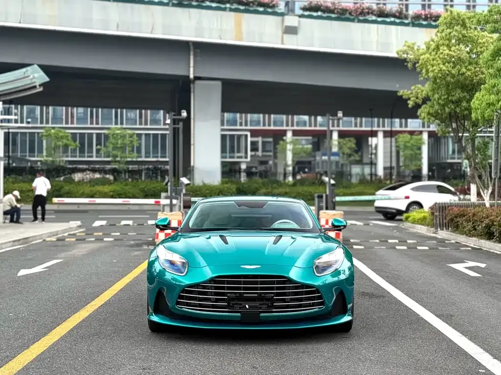 Aston Martin DB12 — фото 1