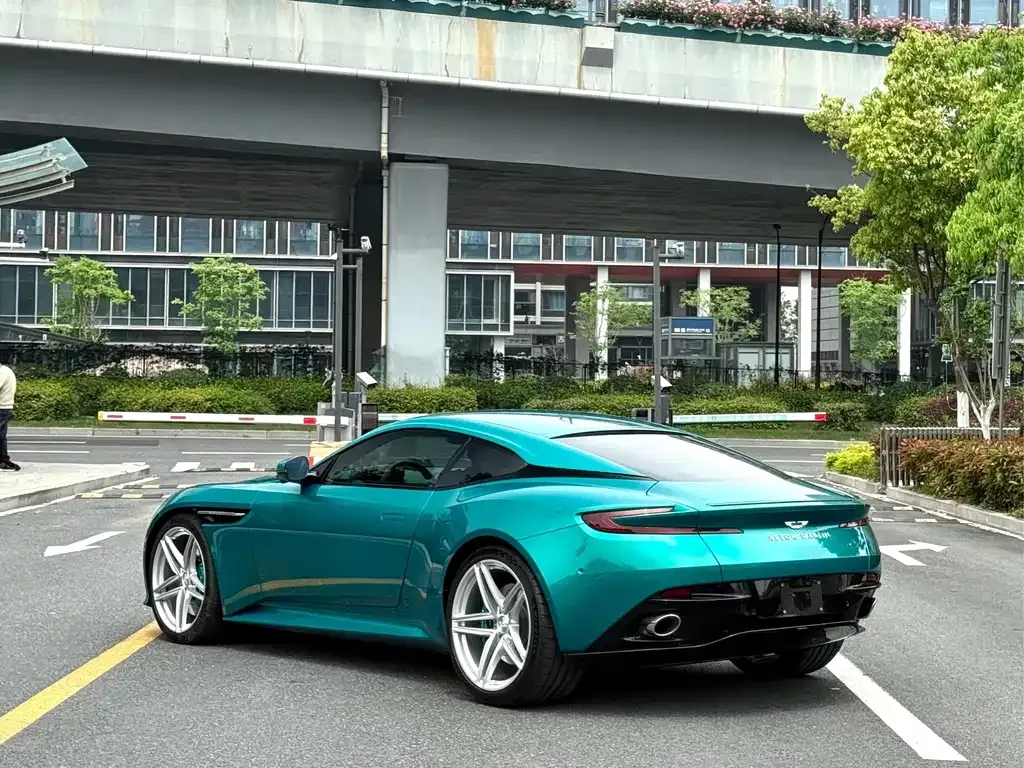 Aston Martin DB12 — фото 4