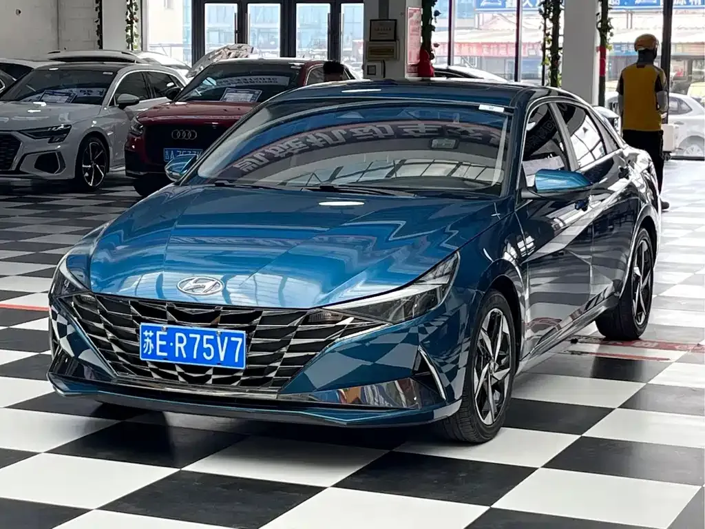 Hyundai Elantra — фото 1