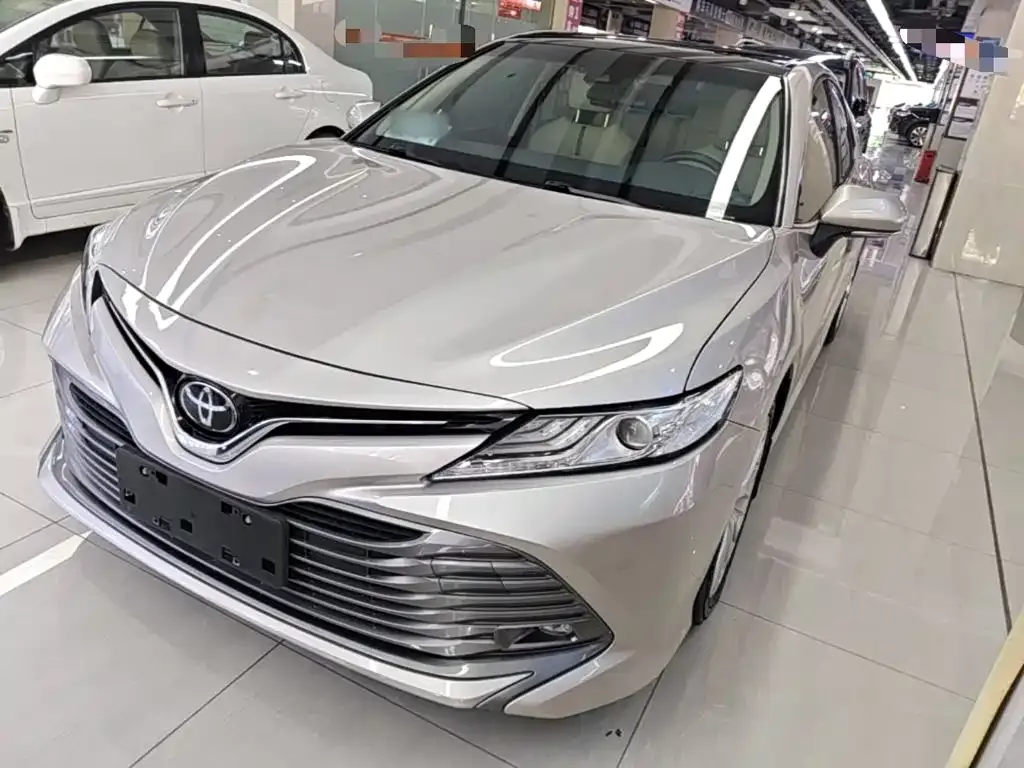 Toyota Camry — фото 1