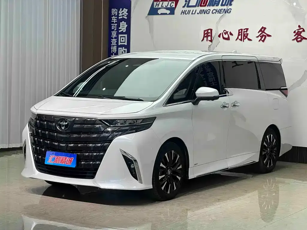 Toyota Alphard — фото 1