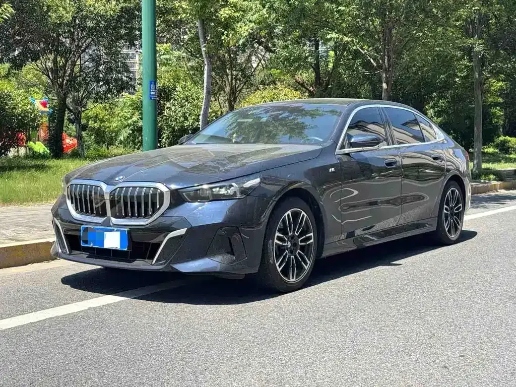 BMW 5 Series — фото 1