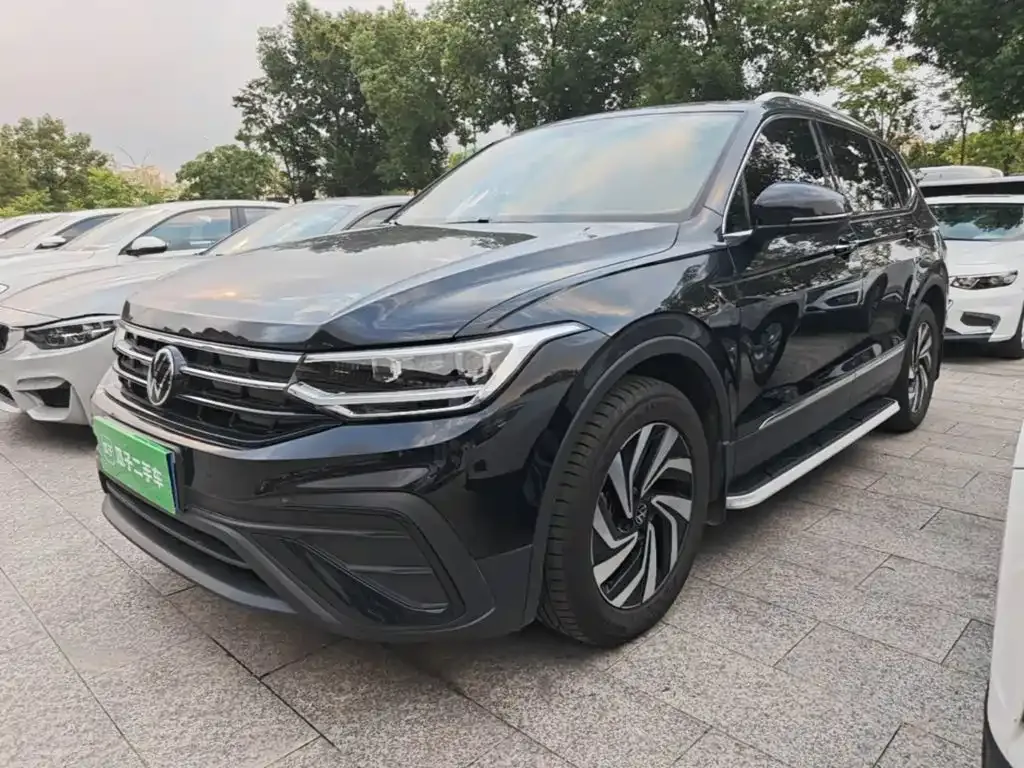 Volkswagen Tiguan L — фото 1