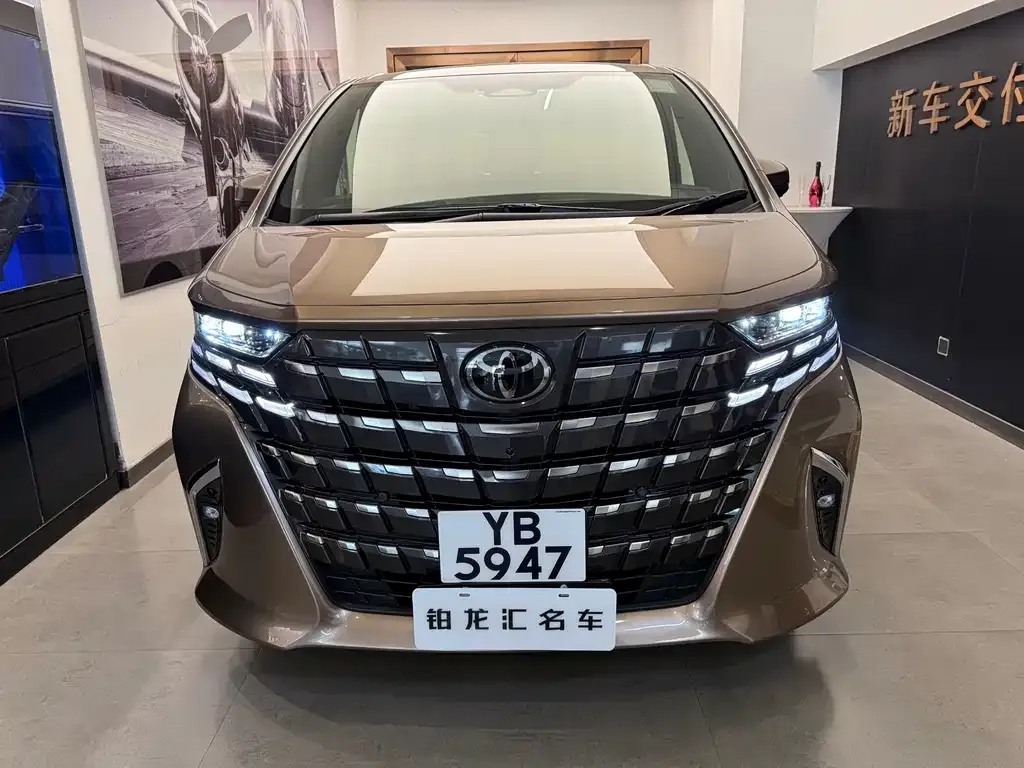 Toyota Alphard — фото 1
