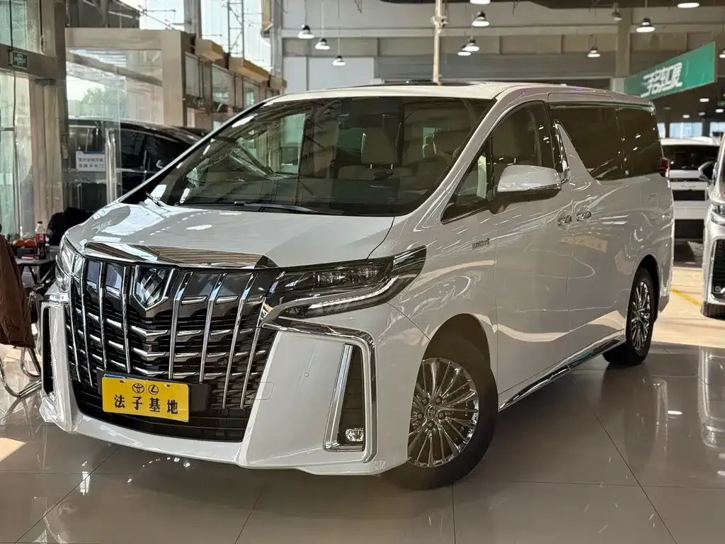 Toyota Alphard — фото 1