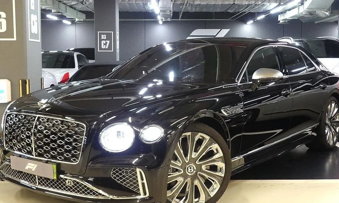 Bentley Flying Spur — фото 1