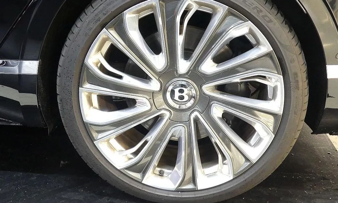 Bentley Flying Spur — фото 4