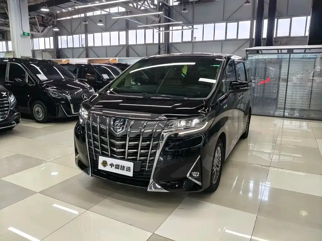 Toyota Alphard — фото 1