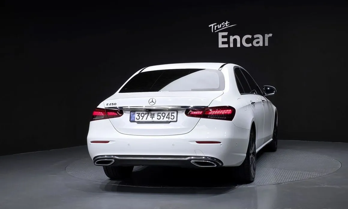 Mercedes-Benz E-Class — фото 4