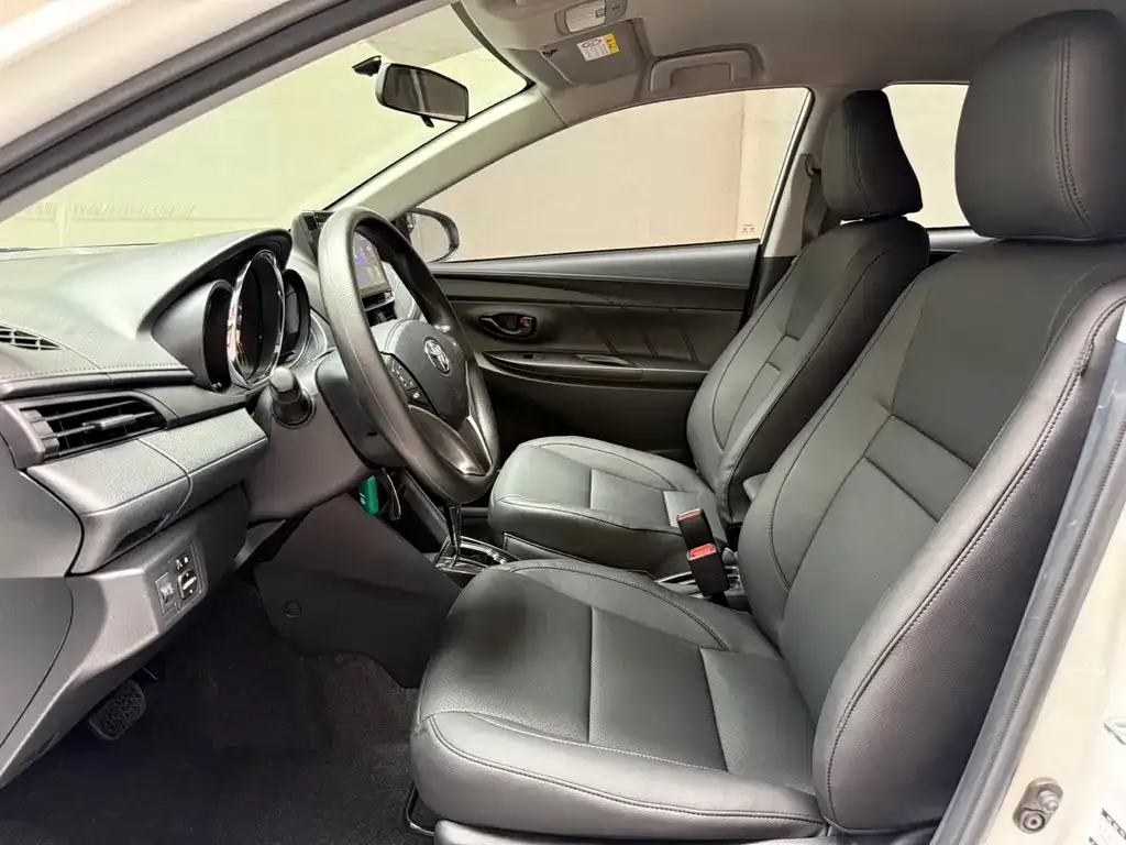 Toyota Yaris L — фото 10