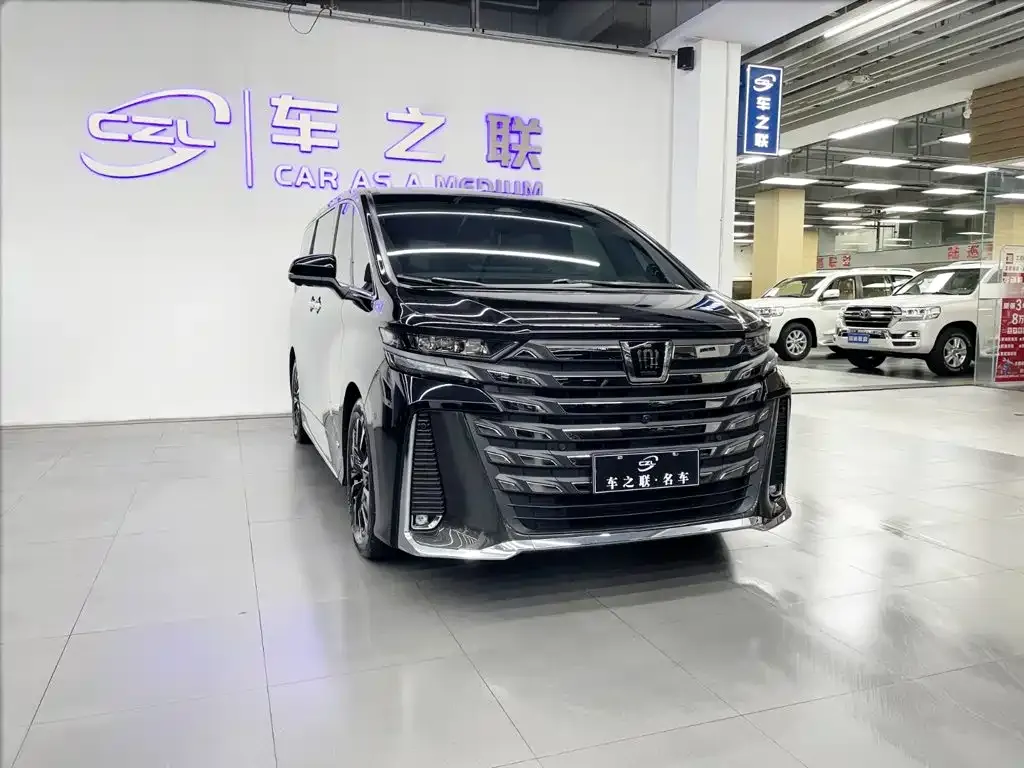Toyota Vellfire — фото 1
