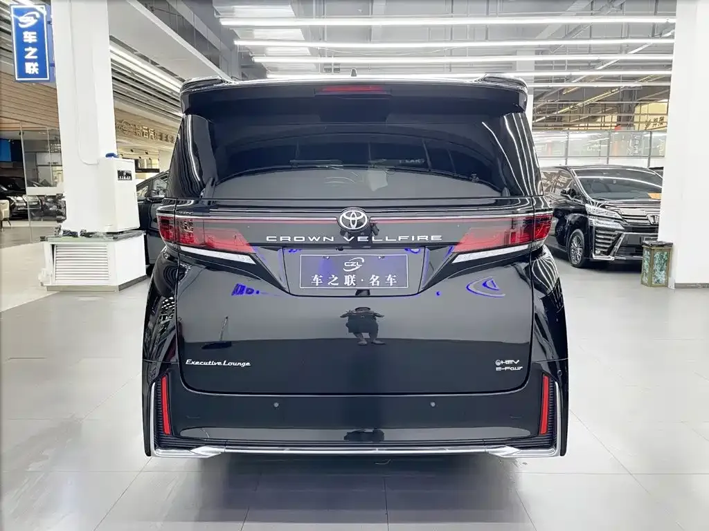 Toyota Vellfire — фото 2