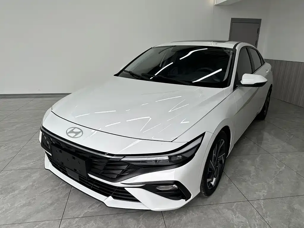 Hyundai Elantra — фото 1