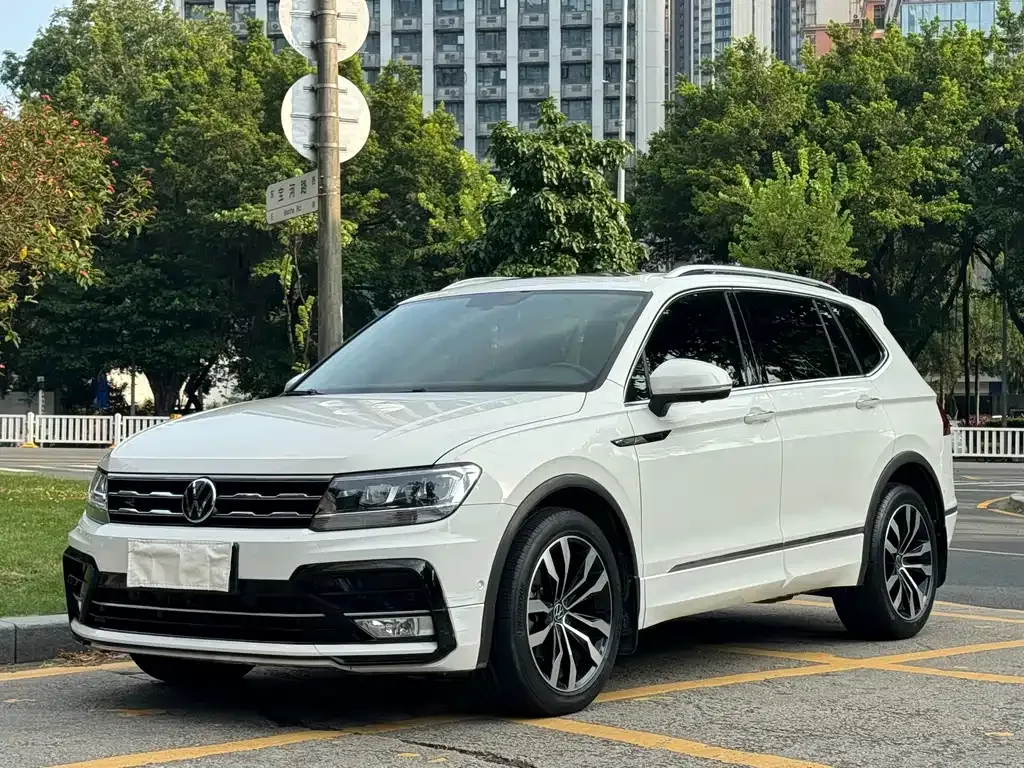 Volkswagen Tiguan L — фото 1