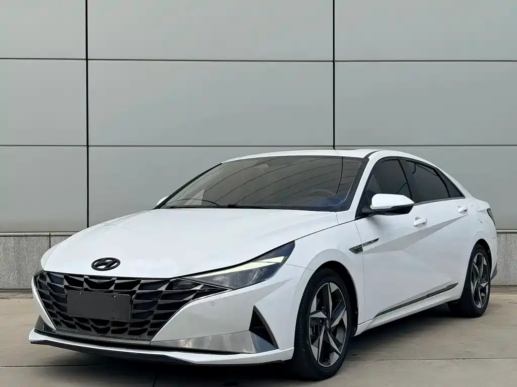 Hyundai Elantra — фото 1