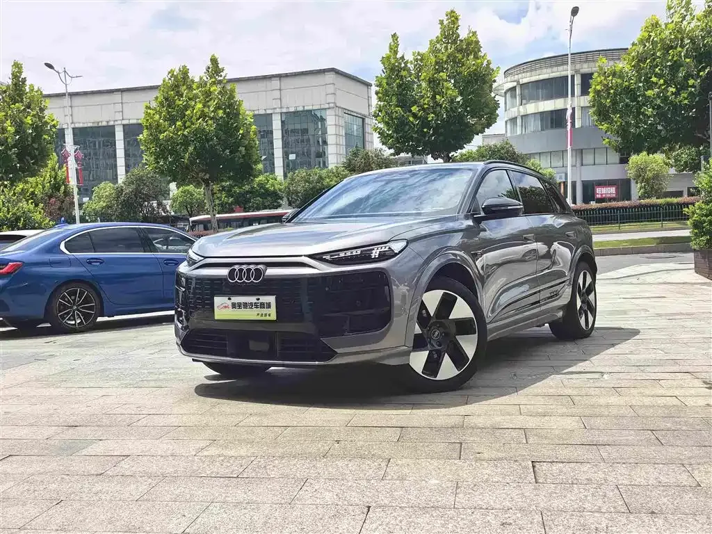 Audi Q6L e-tron — фото 1