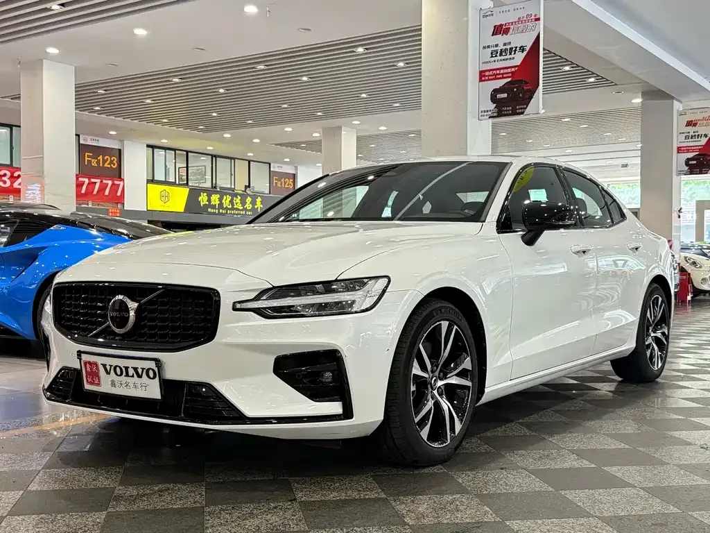 Volvo S60 — фото 1