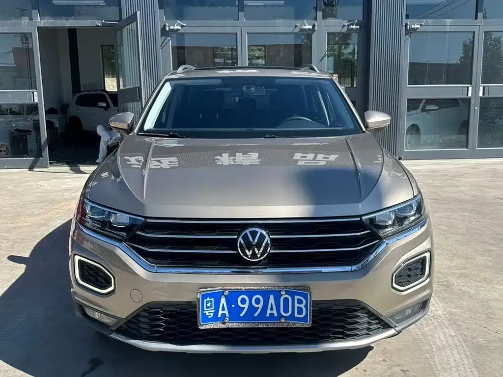 Volkswagen T-Roc — фото 1